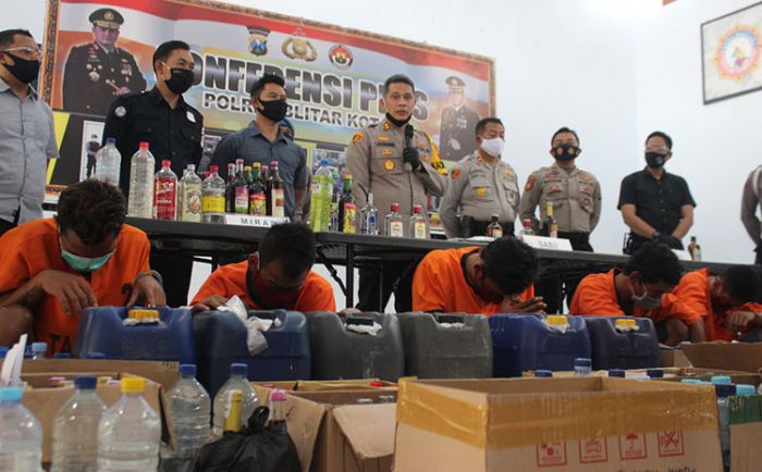 Tujuh Pengedar Narkoba dan Ratusan Botol Miras Diamankan Polres Blitar Kota Tujuh Pengedar Narkoba dan Ratusan Botol Miras Diamankan Polres Blitar Kota