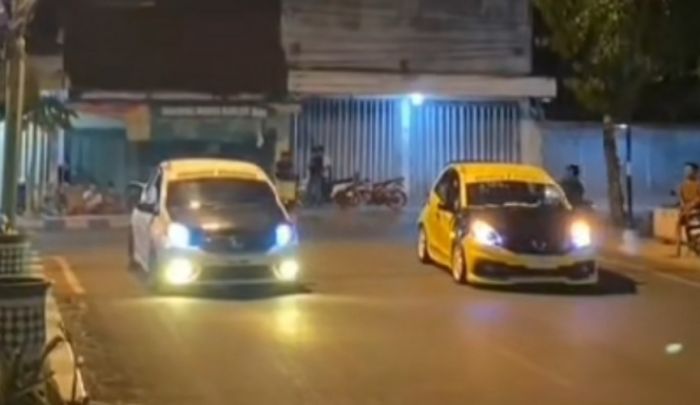Polisi Tindak Tegas Pembalap Mobil Liar yang Viral di Pamekasan Polisi Tindak Tegas Pembalap Mobil Liar yang Viral di Pamekasan