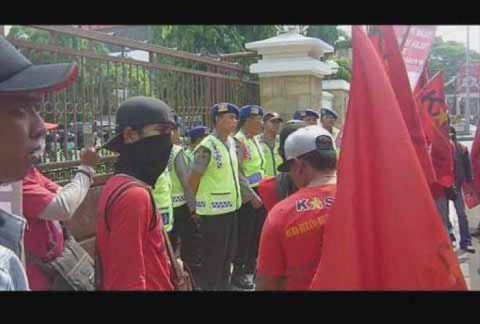 Puluhan Buruh di Gresik Demo Lagi, Tuntut Gaji Rp 4 Juta dan Rumah Puluhan Buruh di Gresik Demo Lagi, Tuntut Gaji Rp 4 Juta dan Rumah