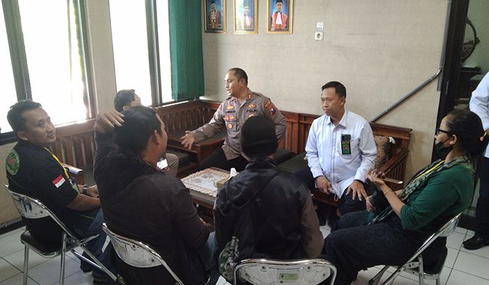 Pengadilan Negeri Ngawi Didemo Pekerja Seni Pengadilan Negeri Ngawi Didemo Pekerja Seni