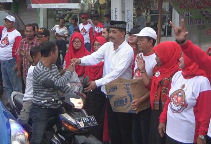 Sambut Ramadhan, Gus Syaf Bagi-bagi Takjil 