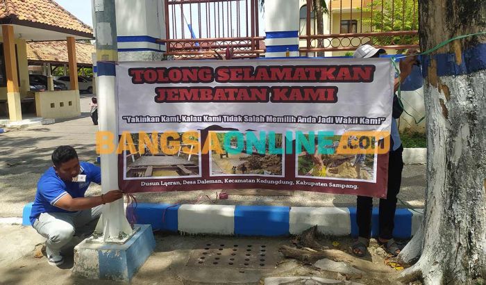 Gerbang DPRD Sampang Dipasangi Banner soal Jembatan Kedungdung Gerbang DPRD Sampang Dipasangi Banner soal Jembatan Kedungdung