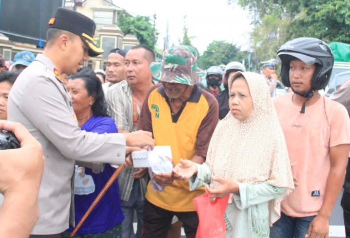 Kapolres Kediri Kota Bagikan Takjil ke Pengguna Jalan di Depan Mapolres Kapolres Kediri Kota Bagikan Takjil ke Pengguna Jalan di Depan Mapolres
