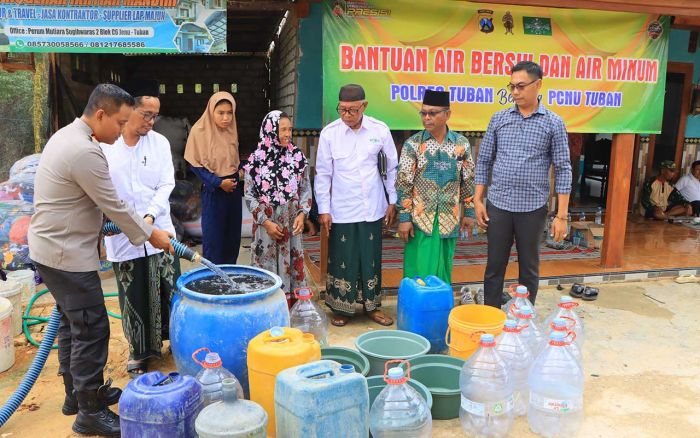 PCNU dan Polres Tuban Berikan Bantuan Air Bersih di Beberapa Desa Terdampak Kekeringan