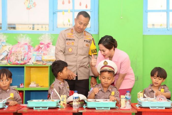 Cerianya Siswa TK Kemala Bhayangkari 42 Kota Kediri saat Dapatkan Makan Bergizi Gratis Cerianya Siswa TK Kemala Bhayangkari 42 Kota Kediri saat Dapatkan Makan Bergizi Gratis