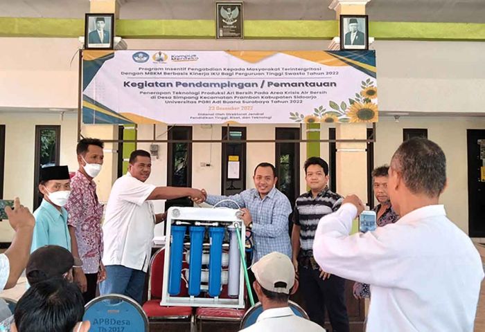 Unipa Surabaya Dampingi Warga Desa di Sidoarjo Manfaatkan Teknologi Penjernih Air Unipa Surabaya Dampingi Warga Desa di Sidoarjo Manfaatkan Teknologi Penjernih Air