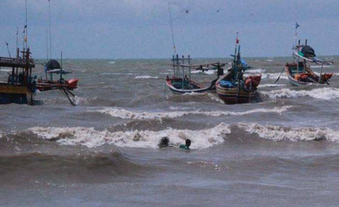 Gelombang Tinggi, Nelayan di Tuban Diimbau Tak Melaut Gelombang Tinggi, Nelayan di Tuban Diimbau Tak Melaut