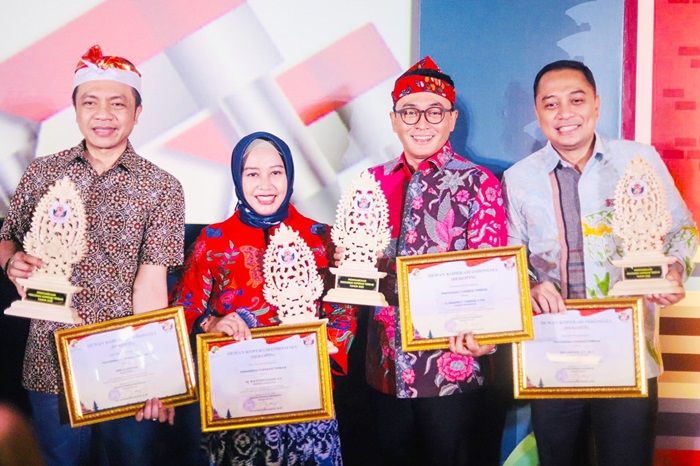 Bupati Pamekasan Baddrut Tamam Raih Penghargaan Tokoh Penggerak Koperasi dari Dekopin Bupati Pamekasan Baddrut Tamam Raih Penghargaan Tokoh Penggerak Koperasi dari Dekopin
