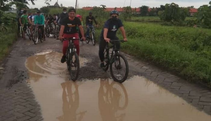 Gus Yani Gowes Tilik Warga Sambil Tinjau Infrastruktur Jalan di Duduksampeyan Gus Yani Gowes Tilik Warga Sambil Tinjau Infrastruktur Jalan di Duduksampeyan