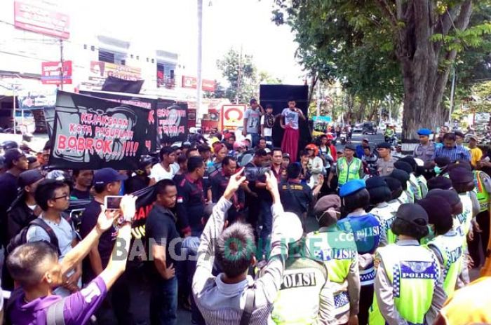 Truk Bermuatan Lebihi Tonase Jadi Penyebab Jalan Rusak, Ratusan Massa Desak Dishub Tertibkan Truk Bermuatan Lebihi Tonase Jadi Penyebab Jalan Rusak, Ratusan Massa Desak Dishub Tertibkan