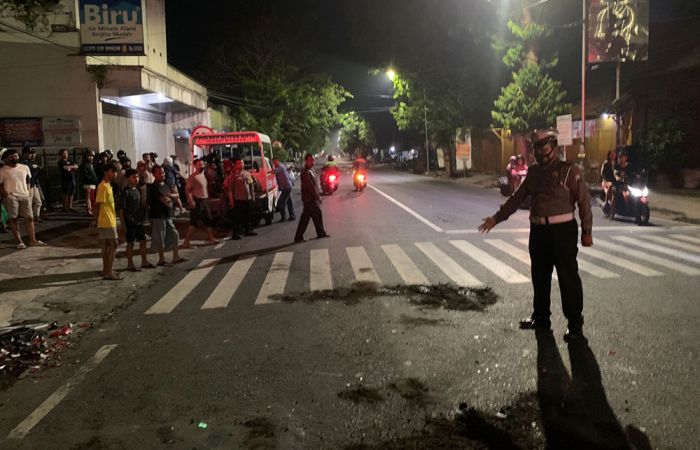 Adu Banteng Roda 2 di Simpang Empat Kawi Blitar, 1 Tewas, 2 Luka-Luka Adu Banteng Roda 2 di Simpang Empat Kawi Blitar, 1 Tewas, 2 Luka-Luka