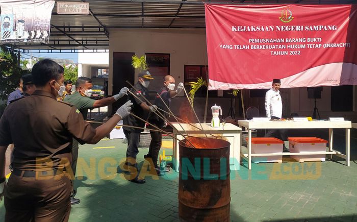 Kejaksaan Negeri Sampang Musnahkan Barang Bukti dari 113 Perkara Kejaksaan Negeri Sampang Musnahkan Barang Bukti dari 113 Perkara