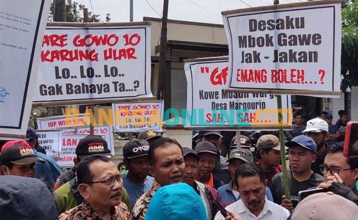 Warga Desa Margourip Kediri Tolak Akses untuk Truk Pasir Warga Desa Margourip Kediri Tolak Akses untuk Truk Pasir