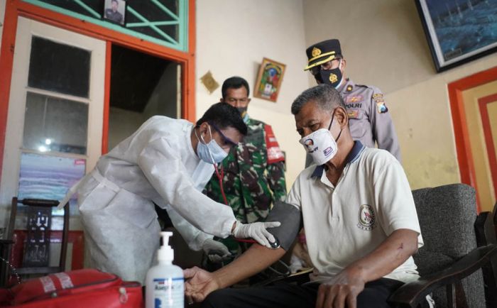 Door to Door, Polres Probolinggo Kota Sisir Warga yang Belum Divaksin Door to Door, Polres Probolinggo Kota Sisir Warga yang Belum Divaksin