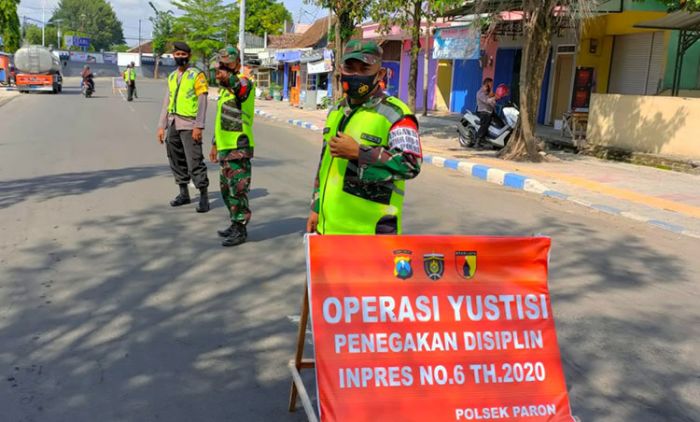 Gelar Operasi Yustisi, Danramil 0805/02 Paron: Warga Sudah Sadar akan Pentingnya Memakai Masker Gelar Operasi Yustisi, Danramil 0805/02 Paron: Warga Sudah Sadar akan Pentingnya Memakai Masker