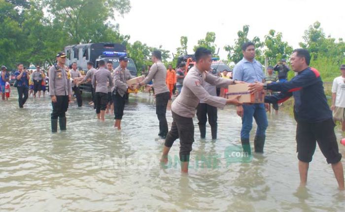 Polres Ngawi Terjunkan Seluruh Anggota Bantu Tangani Bencana Banjir