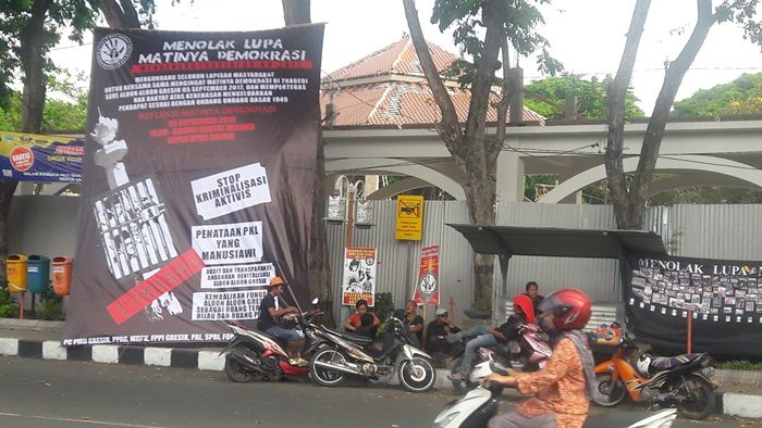 Gelar Tenda Keprihatinan, Pejuang Save Alun-alun Gresik Desak Proyek Revitalisasi Diusut