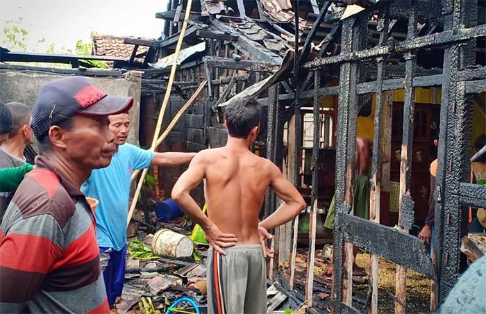 Anak Main Korek Api di atas Tumpukan Jerami, Rumah di Bangilan Terbakar Anak Main Korek Api di atas Tumpukan Jerami, Rumah di Bangilan Terbakar