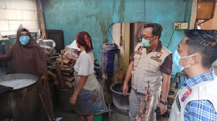 Badan Ketahanan Pangan dan Satgas Pangan Jatim Sidak Produsen Tempe di Surabaya Badan Ketahanan Pangan dan Satgas Pangan Jatim Sidak Produsen Tempe di Surabaya