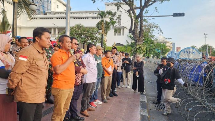 Temui Massa Demo Buruh, Kadisnakertrans Jatim Bakal Tindaklanjuti Aspirasi Temui Massa Demo Buruh, Kadisnakertrans Jatim Bakal Tindaklanjuti Aspirasi