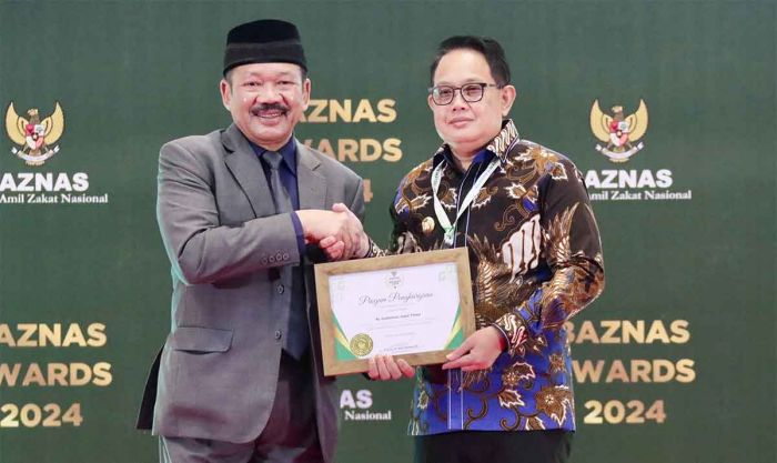 Komitmen Tinggi Salurkan Zakat, Pj Gubernur Jatim Raih Penghargaan di Baznas Awards 2024 Komitmen Tinggi Salurkan Zakat, Pj Gubernur Jatim Raih Penghargaan di Baznas Awards 2024