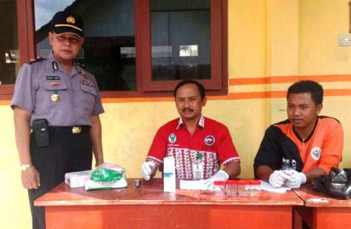 Polsek Songgon Banyuwangi Bantu SMP Kosgoro Gelar Tes Urine