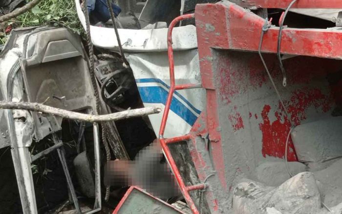 Rem Blong, Truk Muatan Semen di Blitar Terjun ke Sungai Rem Blong, Truk Muatan Semen di Blitar Terjun ke Sungai
