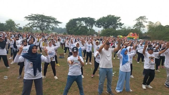 Optimisme Kemenangan Ribuan Peserta Warnai Senam Sehat Mubarok di Desa Gondang Optimisme Kemenangan Ribuan Peserta Warnai Senam Sehat Mubarok di Desa Gondang