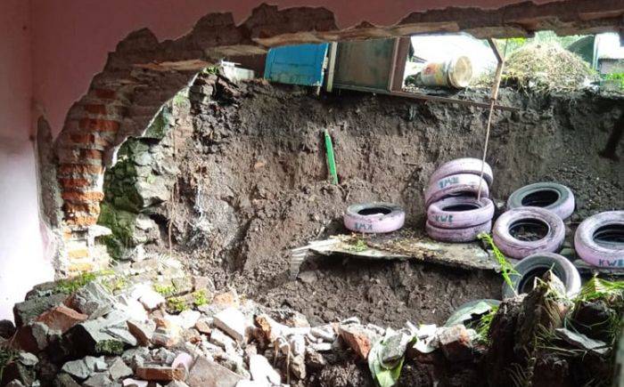 Plengsengan Ambrol, Rumah dan Gudang di Kota Batu Rusak Berat Plengsengan Ambrol, Rumah dan Gudang di Kota Batu Rusak Berat