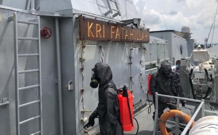 Tangkal Corona, KRI Fatahillah 361 dan KRI Sampari-628 Disemprot Disinfektan Tangkal Corona, KRI Fatahillah 361 dan KRI Sampari-628 Disemprot Disinfektan
