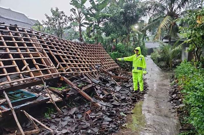 Diterjang Puting Beliung, Belasan Rumah di Blitar Rusak dan Satu Roboh Diterjang Puting Beliung, Belasan Rumah di Blitar Rusak dan Satu Roboh