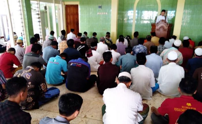 Antisipasi Tersebarnya Virus Corona, Masjid di Jember Tiadakan Karpet Saat Salat Jumat Antisipasi Tersebarnya Virus Corona, Masjid di Jember Tiadakan Karpet Saat Salat Jumat