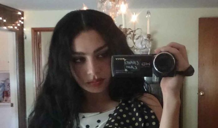 Charli XCX Kabarkan akan Rilis Musik Video Party 4 U Charli XCX Kabarkan akan Rilis Musik Video Party 4 U
