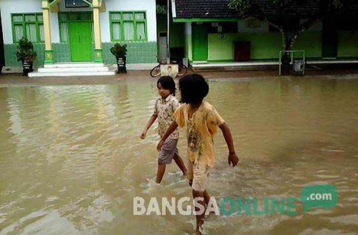 Rumah dan Sekolah Kebanjiran, SDN 2 Ngadirenggo Trenggalek Diliburkan Rumah dan Sekolah Kebanjiran, SDN 2 Ngadirenggo Trenggalek Diliburkan