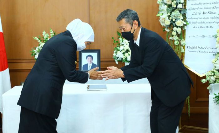 Gubernur Khofifah Sampaikan Dukacita Mendalam ke Konjen Jepang atas Wafatnya Mantan PM Shinzo Abe Gubernur Khofifah Sampaikan Dukacita Mendalam ke Konjen Jepang atas Wafatnya Mantan PM Shinzo Abe