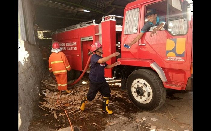 Mesin Amplas Sebabkan Pabrik Triplek di Pacitan Ludes Terbakar