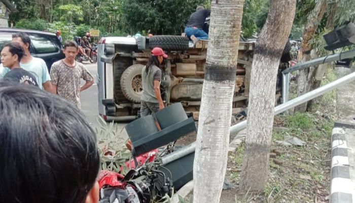 Mobil Tabrak 3 Motor di Raya Gurah-Pare Kediri, Dua Korban Meninggal di TKP Mobil Tabrak 3 Motor di Raya Gurah-Pare Kediri, Dua Korban Meninggal di TKP