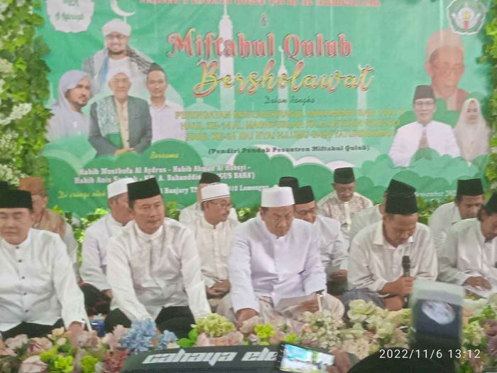 Peringati Maulid Nabi Muhammad di Ponpes Lamongan, Gus Baha Peringati Maulid Nabi Muhammad di Ponpes Lamongan, Gus Baha