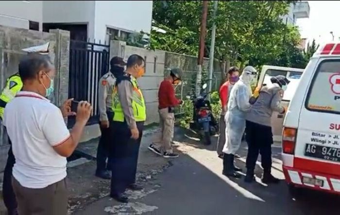Kelelahan, Nenek Penjual Telur Pingsan di Pinggir Jalan, Evakuasi Dilakukan Petugas Ber-APD Lengkap Kelelahan, Nenek Penjual Telur Pingsan di Pinggir Jalan, Evakuasi Dilakukan Petugas Ber-APD Lengkap
