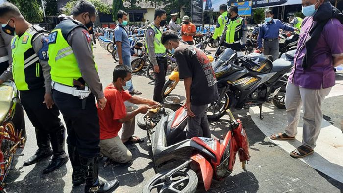 Satlantas Polres Tuban Kembalikan Puluhan Motor yang Disita saat Penertiban Malam Tahun Baru Satlantas Polres Tuban Kembalikan Puluhan Motor yang Disita saat Penertiban Malam Tahun Baru