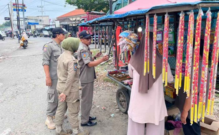 Satpol PP Kabupaten Mojokerto Pantau Penjual Mamin dan Petasan di Utara Brantas Satpol PP Kabupaten Mojokerto Pantau Penjual Mamin dan Petasan di Utara Brantas