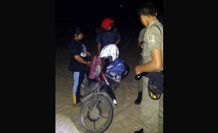 Berduaan di Pantai Tengah Malam, Sepasang Kekasih Diciduk Satpol PP Berduaan di Pantai Tengah Malam, Sepasang Kekasih Diciduk Satpol PP