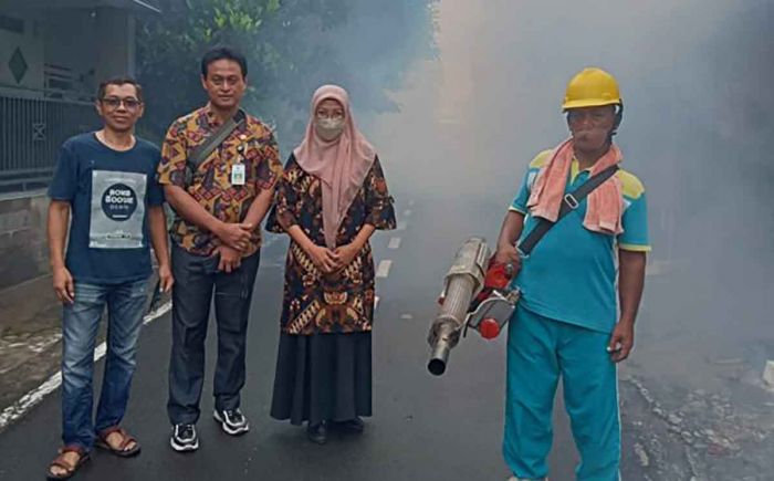 Antisipasi DBD, Lurah di Jember ini Lakukan Fogging Antisipasi DBD, Lurah di Jember ini Lakukan Fogging