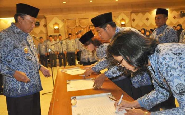 Bupati Sambari Ambil Sumpah Janji 252 ASN Bupati Sambari Ambil Sumpah Janji 252 ASN