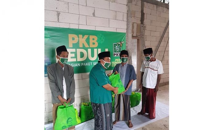 Ketua DPAC PKB Arosbaya Bangkalan Salurkan Bantuan Paket Sembako dari Gus Ami