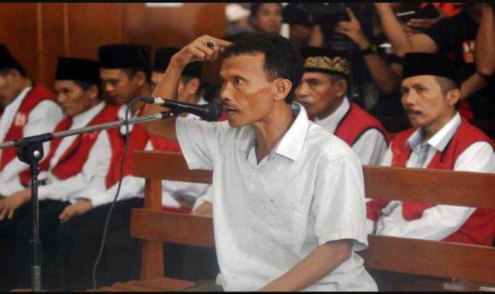 Sidang Kasus Pembunuhan Salim Kancil: Tosan Mengaku Pura-pura Mati agar Lolos Pembantaian Sidang Kasus Pembunuhan Salim Kancil: Tosan Mengaku Pura-pura Mati agar Lolos Pembantaian
