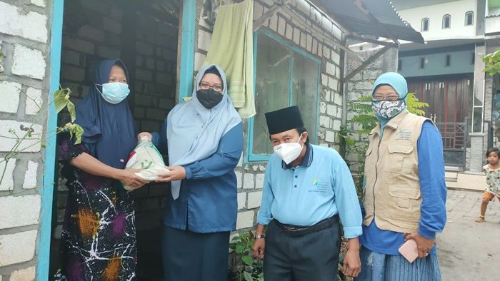 Wabup Bu Min Blusukan di Gang Sempit Bagikan Sembako kepada Warga Terdampak Pandemi Covid-19