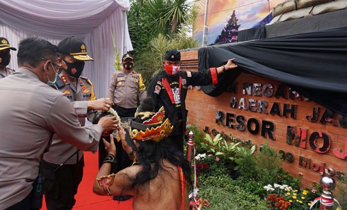 Kapolda Jatim Resmikan Monumen Patung Patih Gajah Mada di Mapolres Mojokerto