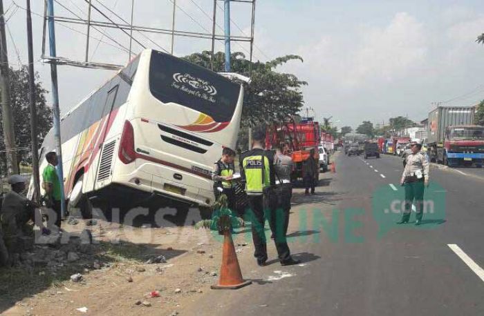 Bus Kalisari Tabrak Suami Istri Hingga Tewas di Purwosari Pasuruan Bus Kalisari Tabrak Suami Istri Hingga Tewas di Purwosari Pasuruan