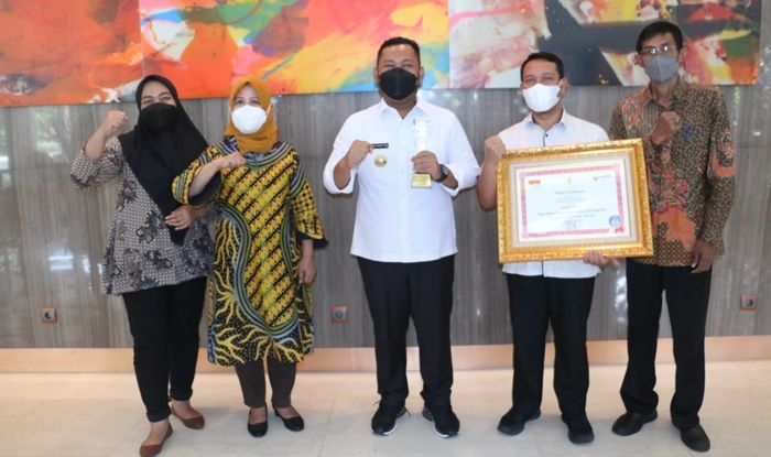 Bupati Gresik Raih Penghargaan Top 45 Inovasi Pelayanan Publik dari Menpan-RB Bupati Gresik Raih Penghargaan Top 45 Inovasi Pelayanan Publik dari Menpan-RB